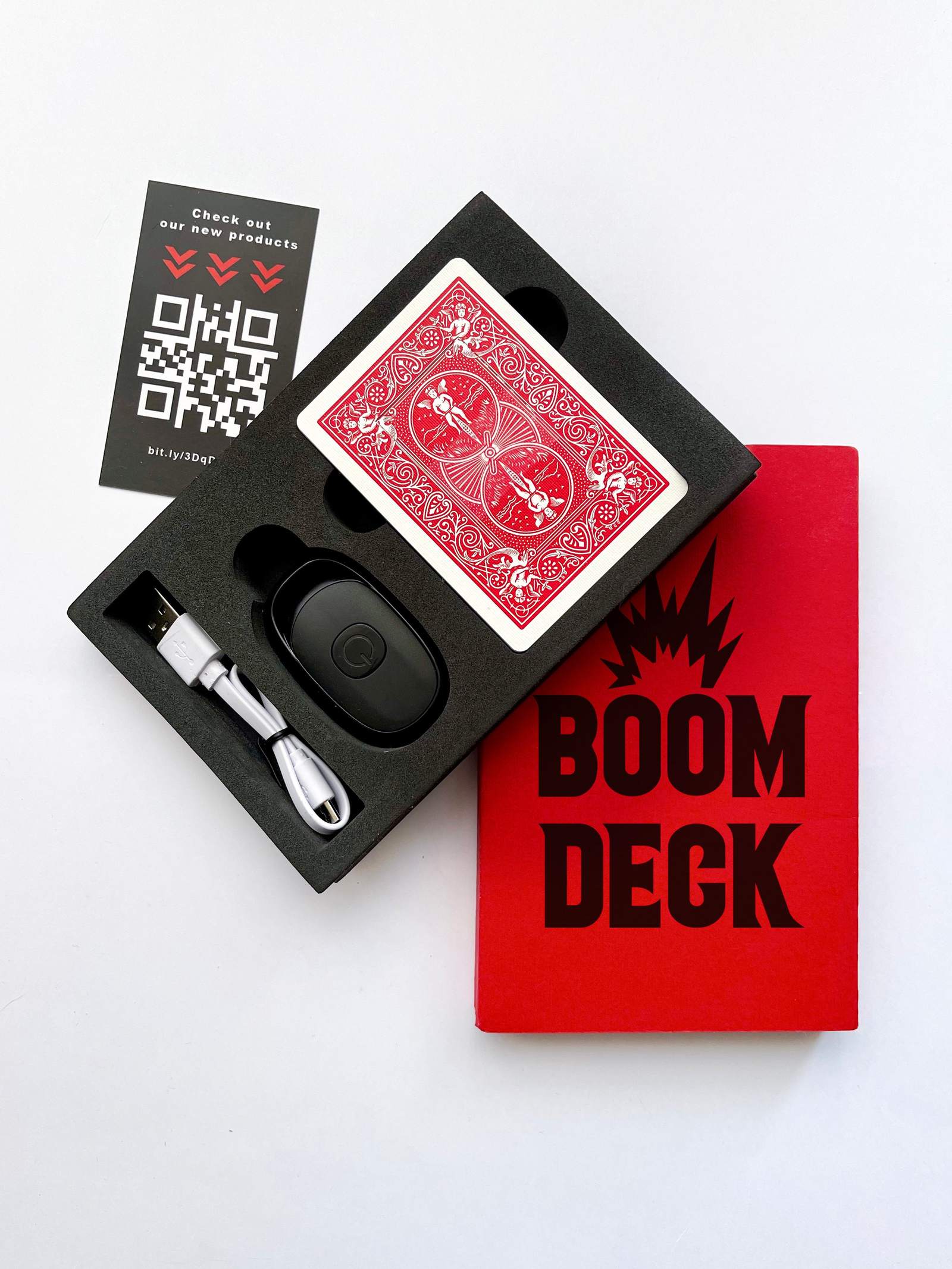 Boom Deck unboxed: remote, USB cable, gimmick and deck